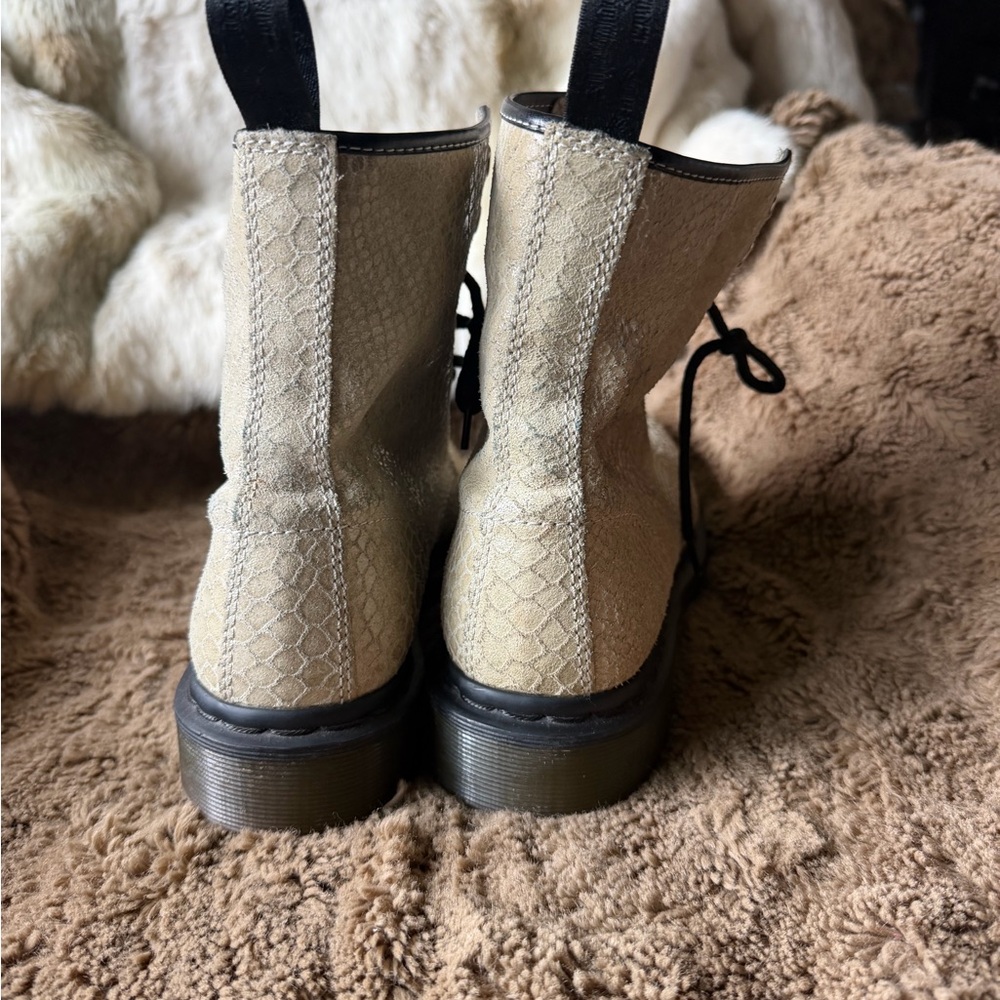 Beige snakeskin Textured Lace-Up Combat Boots doc marten - Picture 3 of 6